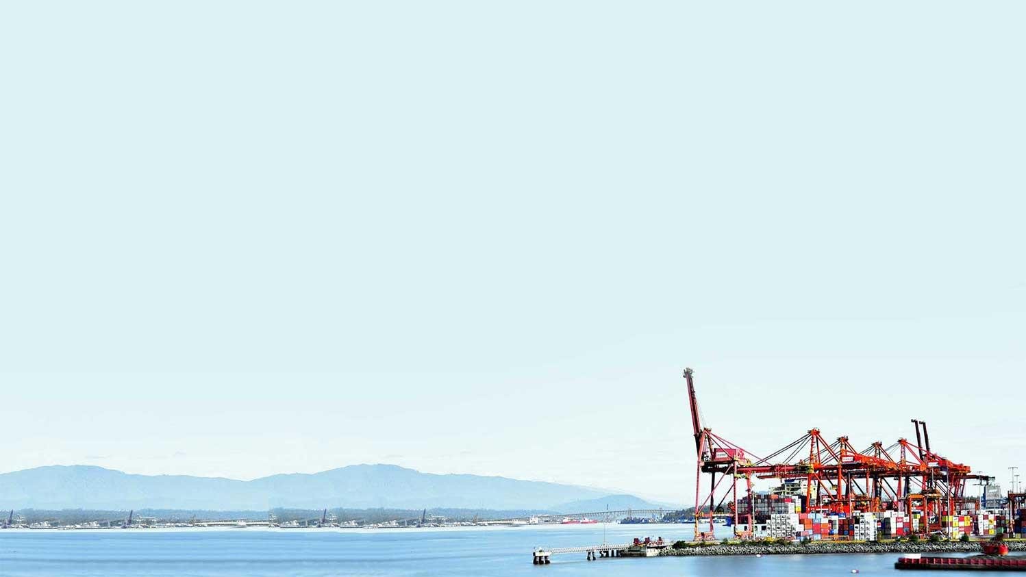 Pelabuhan dengan crane kontainer untuk operasional galangan kapal